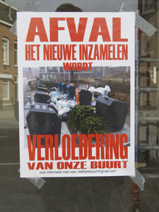 908194 Afbeelding van een protestposter tegen het 'nieuwe afval inzamelen', op een raam in de Johannes de Bekastraat te ...